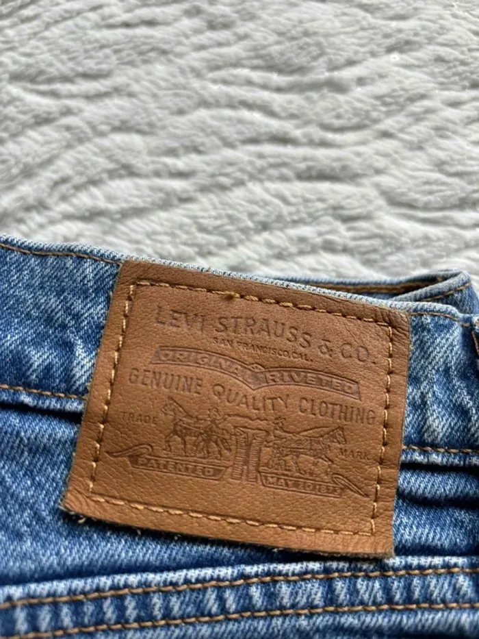 Jean Levi’s femme Wedgie Straight L28 36/38 S/M Premium Bleu taille haute 7/8 eme cropped effiloché - photo numéro 2