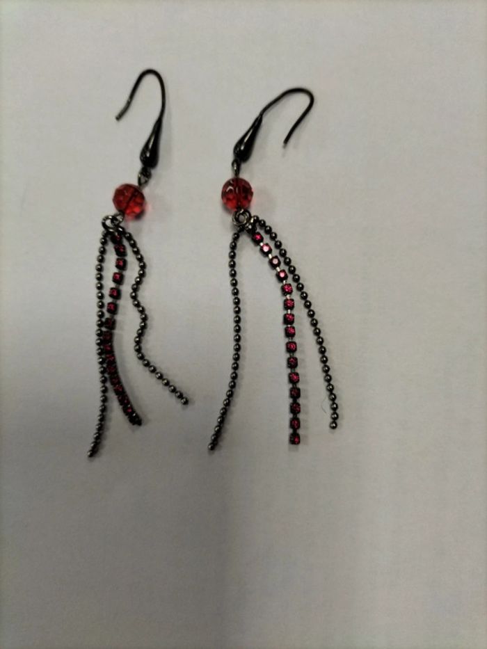 Boucles d'oreilles pendantes façon dormeuse avec des strass et une perle rouge - photo numéro 3