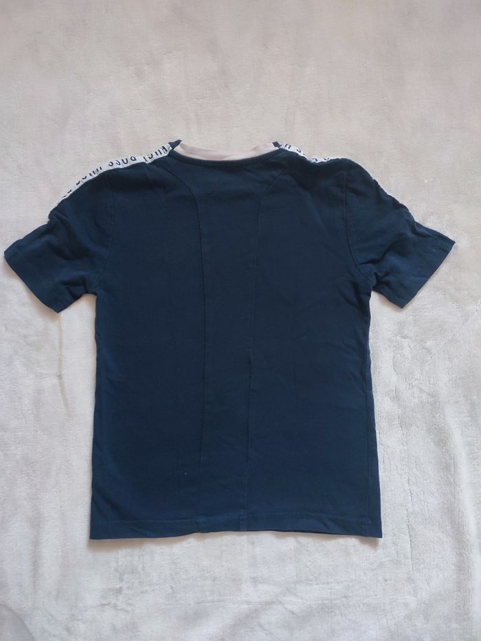Tee shirt bleu marine bandes phosphorescentes Hugo Boss taille 6 ans - photo numéro 4