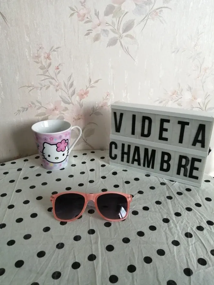 Lunettes de soleil corail avec motifs noir et blanc sur les branches / sans marque / (TU)
