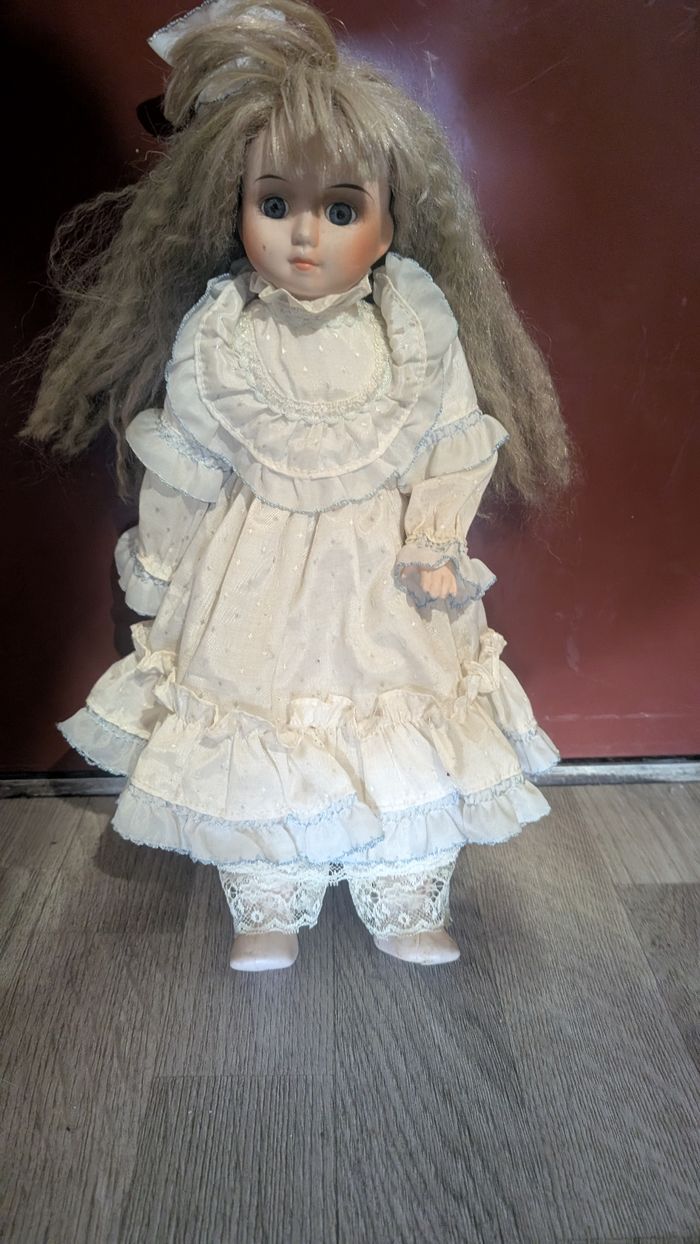 Poupée en porcelaine - photo numéro 9