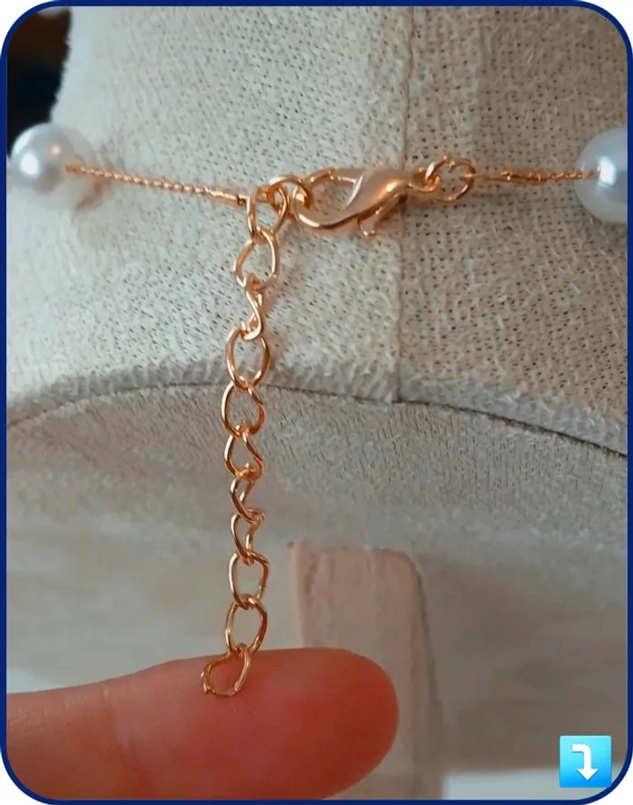 Collier sautoir doré et perle blanche– chic, brillant, look du jour #1 - photo numéro 4