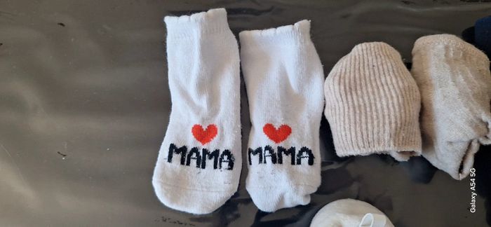 Lot de petit chaussons et chaussettes - photo numéro 2