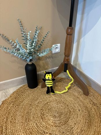 Peluche abeille a accroché