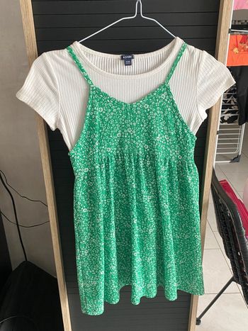 robe verte à fleurs avec ensemble T-shirt blanc