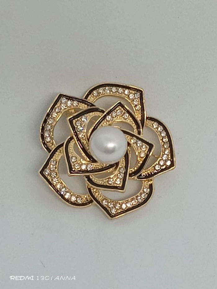 Broche fleur élégante