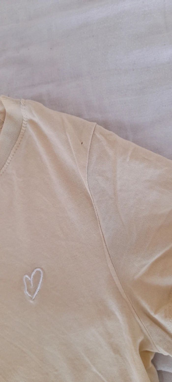 Tee-shirt shirt avec un cœur - photo numéro 3