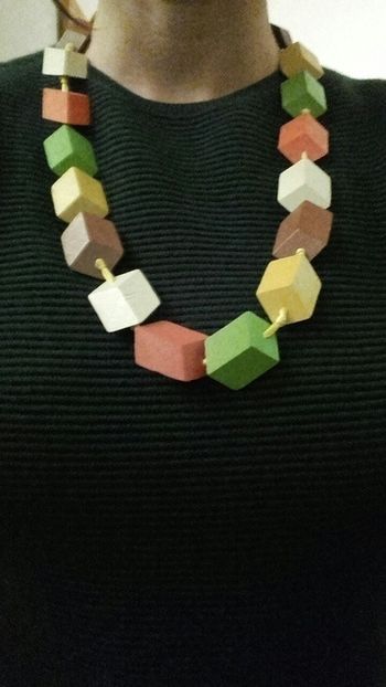 Collier en bois multicolores