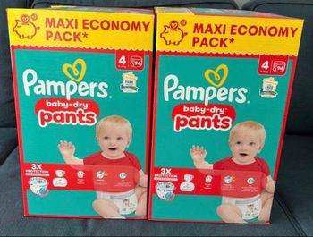 2 cartons taille 4  pampers