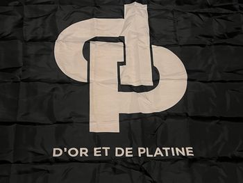 Drapeau Jul d’or et de platine