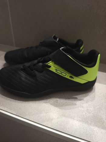 Baskets de futsal decathlon taille 32 neuves