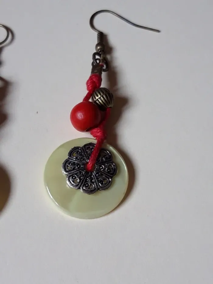 Boucles d'oreilles pendantes fantaisie - photo numéro 3