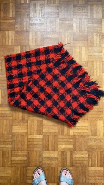 Écharpe à carreaux rouge et noir