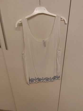 Débardeur blanc avec broderie bleue sur le bas – Été