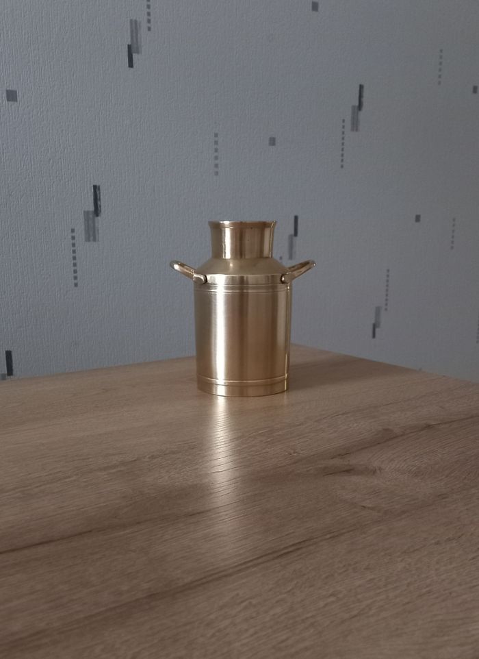 Pot à lait ancien en laiton massif.