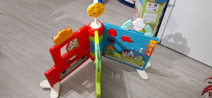 Grand livre d activités Fisher Price 6 mois et plus