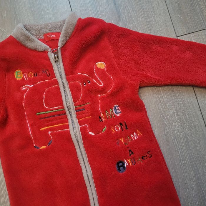 Pyjama rouge. Garçon 18 mois. Marque Tissaia - photo numéro 2