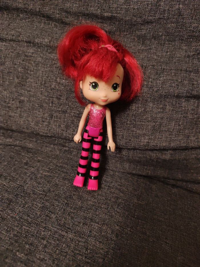 Figurine charlotte aux fraises