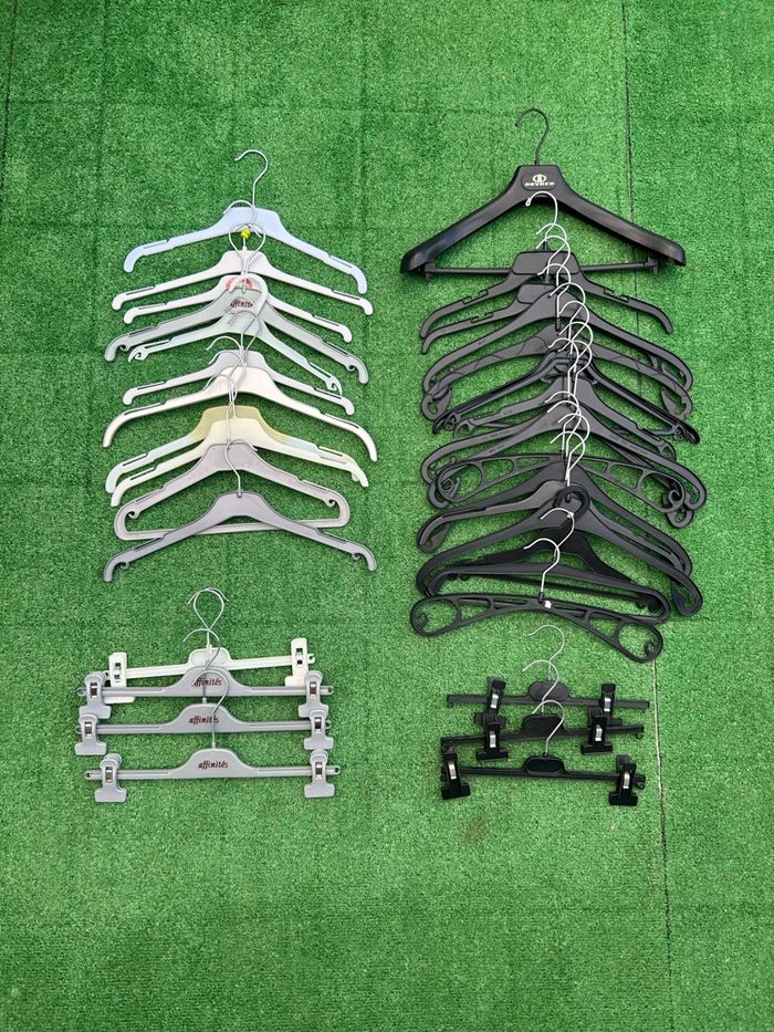 Lot 35 cintres vêtements – t-shirts, vestes et pantalons