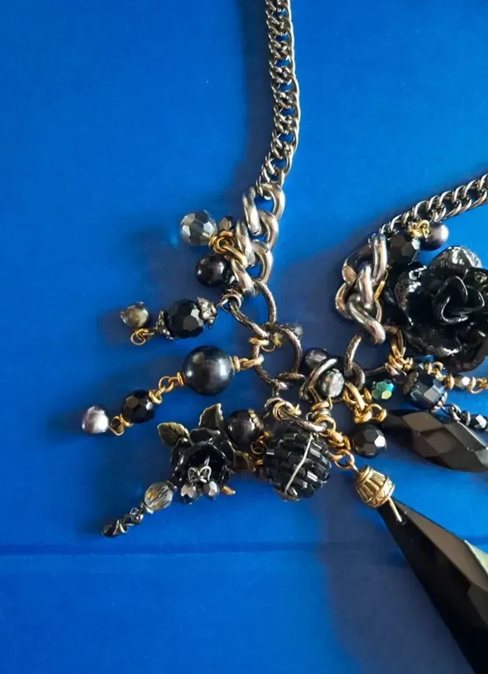 Collier long NEUF avec chaine argentée et breloques - photo numéro 5