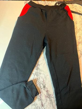 Survêtement noir et rouge