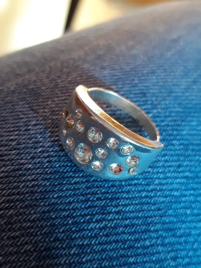 Bague fantaisie avec strass ajustable - photo numéro 4