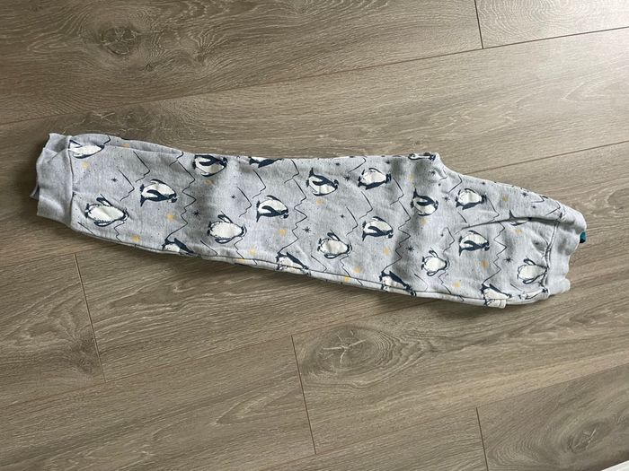 Pantalon Printed Snug Joggers modèle Penguin de la marque Frugi taille 9/10 ans  Porté 2/3 fois - photo numéro 2