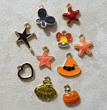 Lot de 10 pendentifs charms en métal émaillé