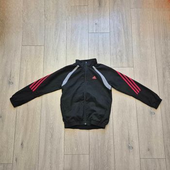 Très belle veste légère noir, rouge, gris. Garçon 10 ans. Marque adidas