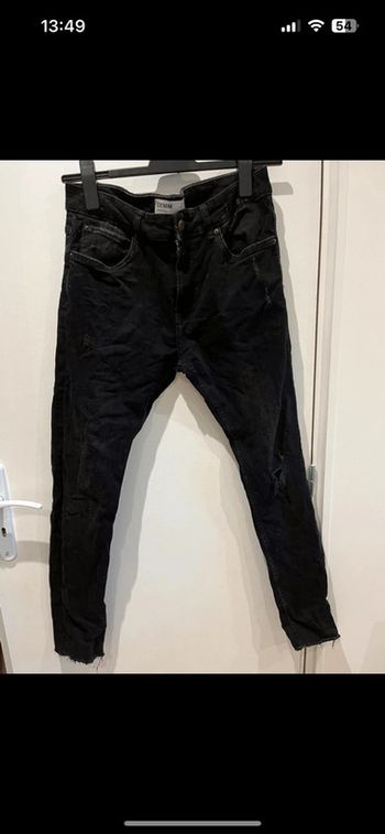 Jean déchiré noir taille 40 bershka