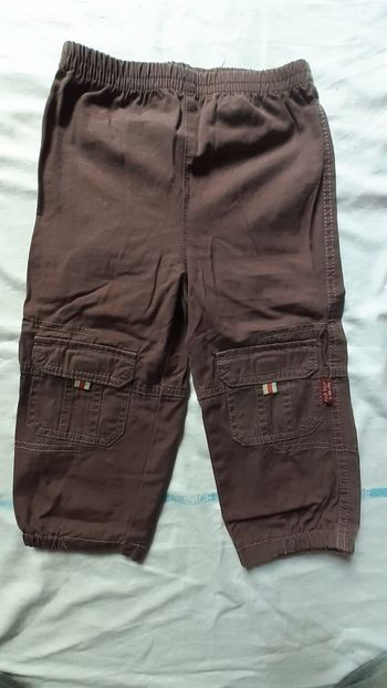 Pantalon marron avec poches plaquées devant