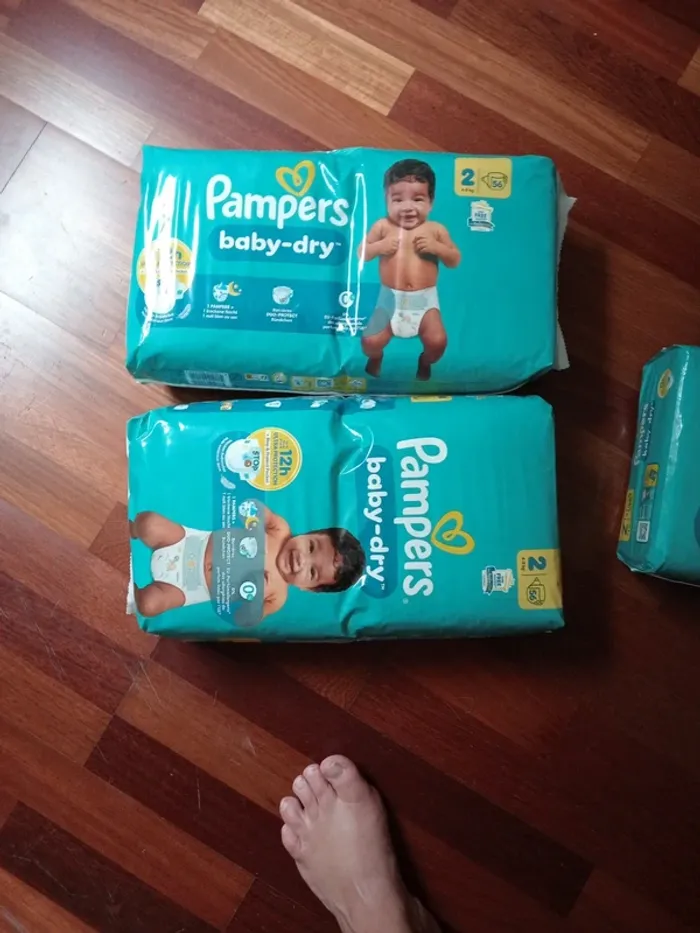 Couches Pampers taille 2