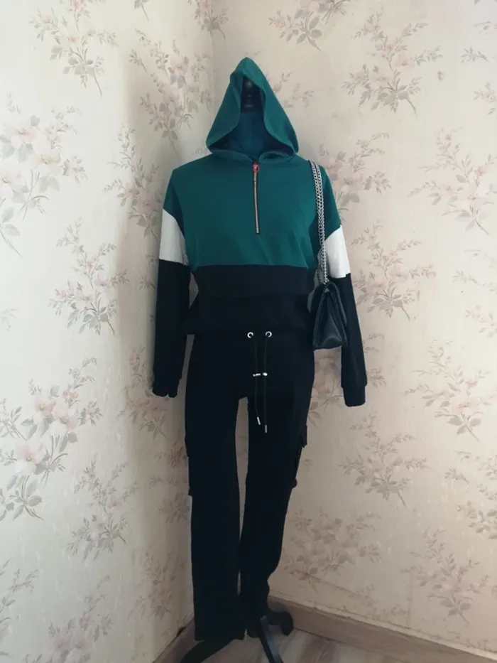 Sweat à capuche fin tricolore avec fermeture sur le col et poche kangourou  / sans marque / (TU) - photo numéro 2