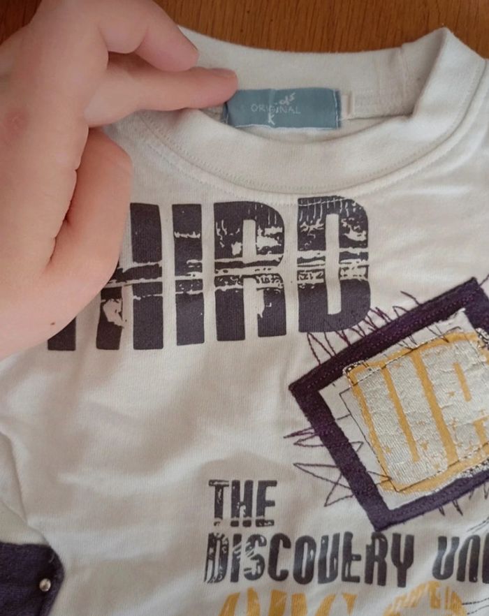 Lot de 1 t-shirt manches longues et 1 veste à capuche zippée taille 1 an en très bon état - photo numéro 2