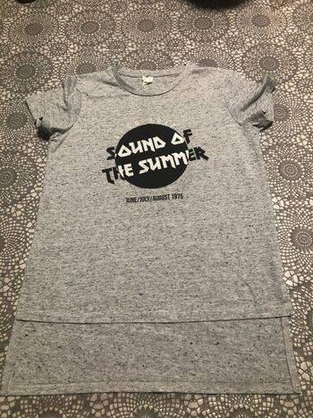 Teeshirt taille 12/13 ans plus long derrière