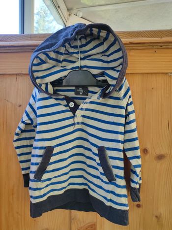 T-shirt manches longues rayé capuche et poches