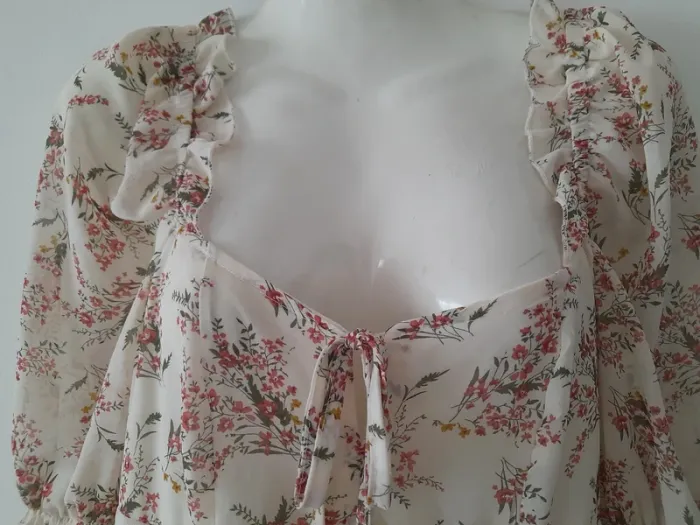 Robe longue forme cintrée et joli décolleté - photo numéro 2