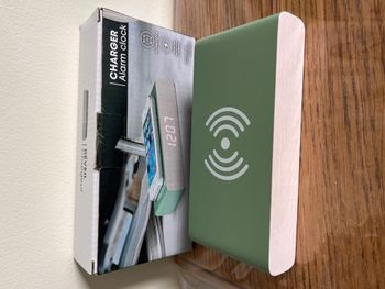 Réveil chargeur à induction en bois vert TBE