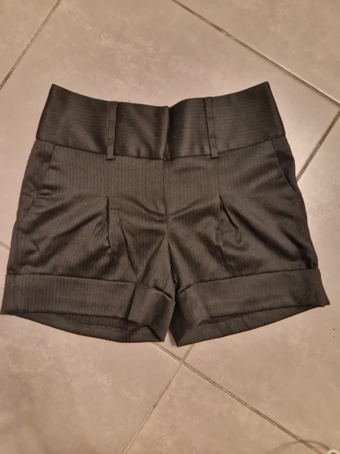 Short noir satiné