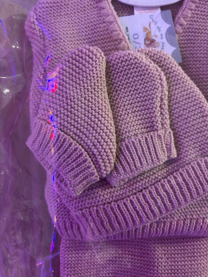 Ensemble de vêtements pour bébé. Tenue de naissance avec chaussons et bonnet, rose. - photo numéro 3