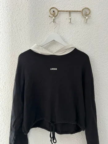 Pull à capuche noir à inscription