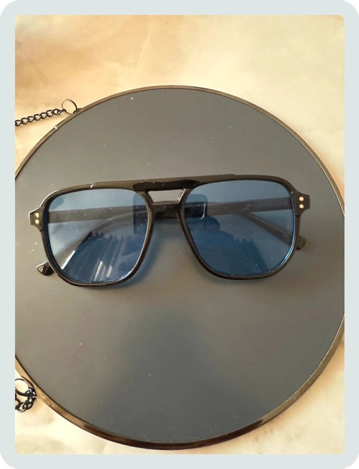 Lunette de soleil noire/bleue