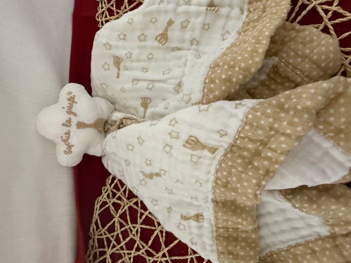 VULLI  DOUDOU SOPHIE LA GIRAFE LANGE PLAT ECRU JAUNE