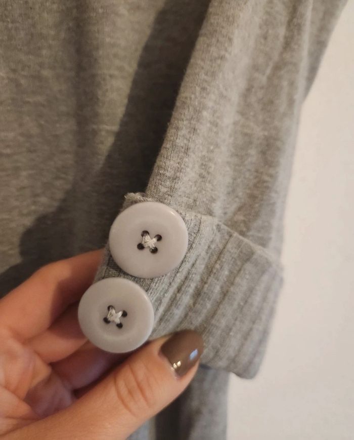 Haut gris col large – Manches 3/4 à boutons – Taille 38 – Kiabi – Très bon état - photo numéro 3