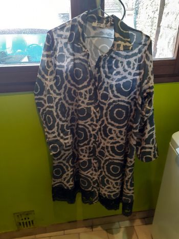 Robe marron et noire avec dentelle