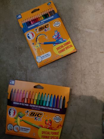 4 paquets de crayons et 4 paquets feutres marqueurs de la marque bic 