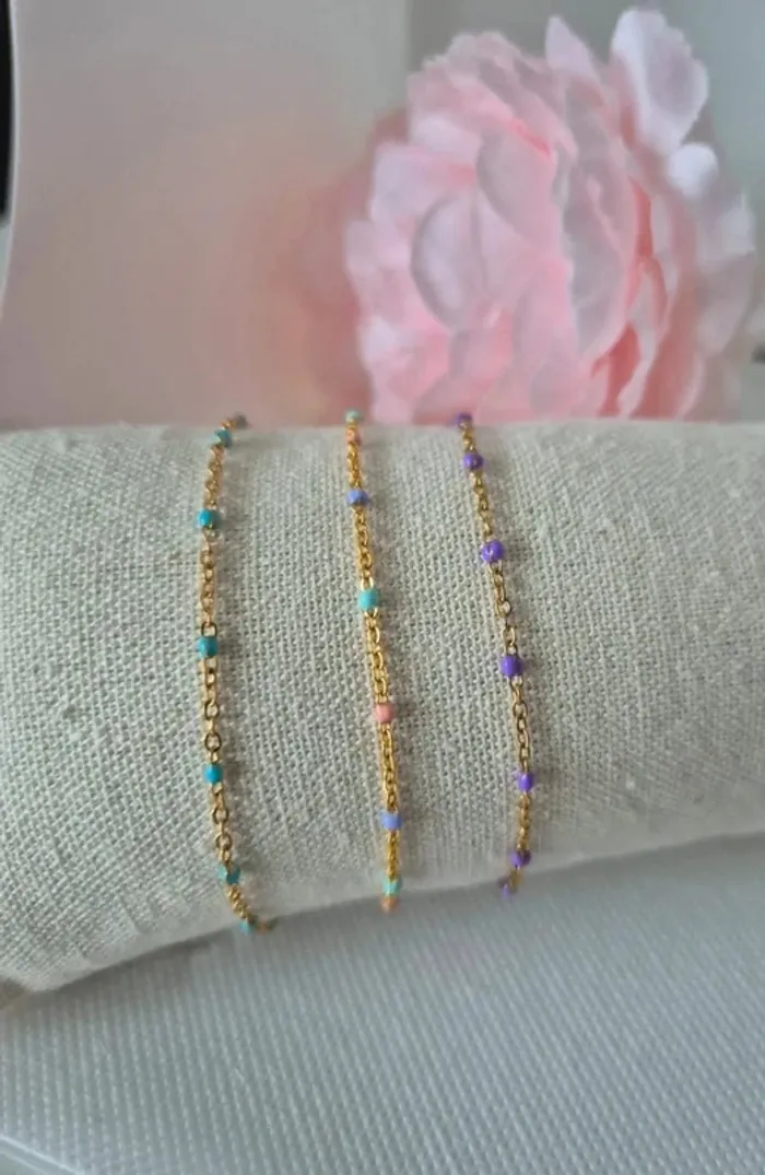 lot de 3 bracelets dorée avec perles : 
1 turquoise + 1 multicolores pastels + 1 violet - photo numéro 3