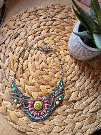 Joli collier fantaisie type plastron