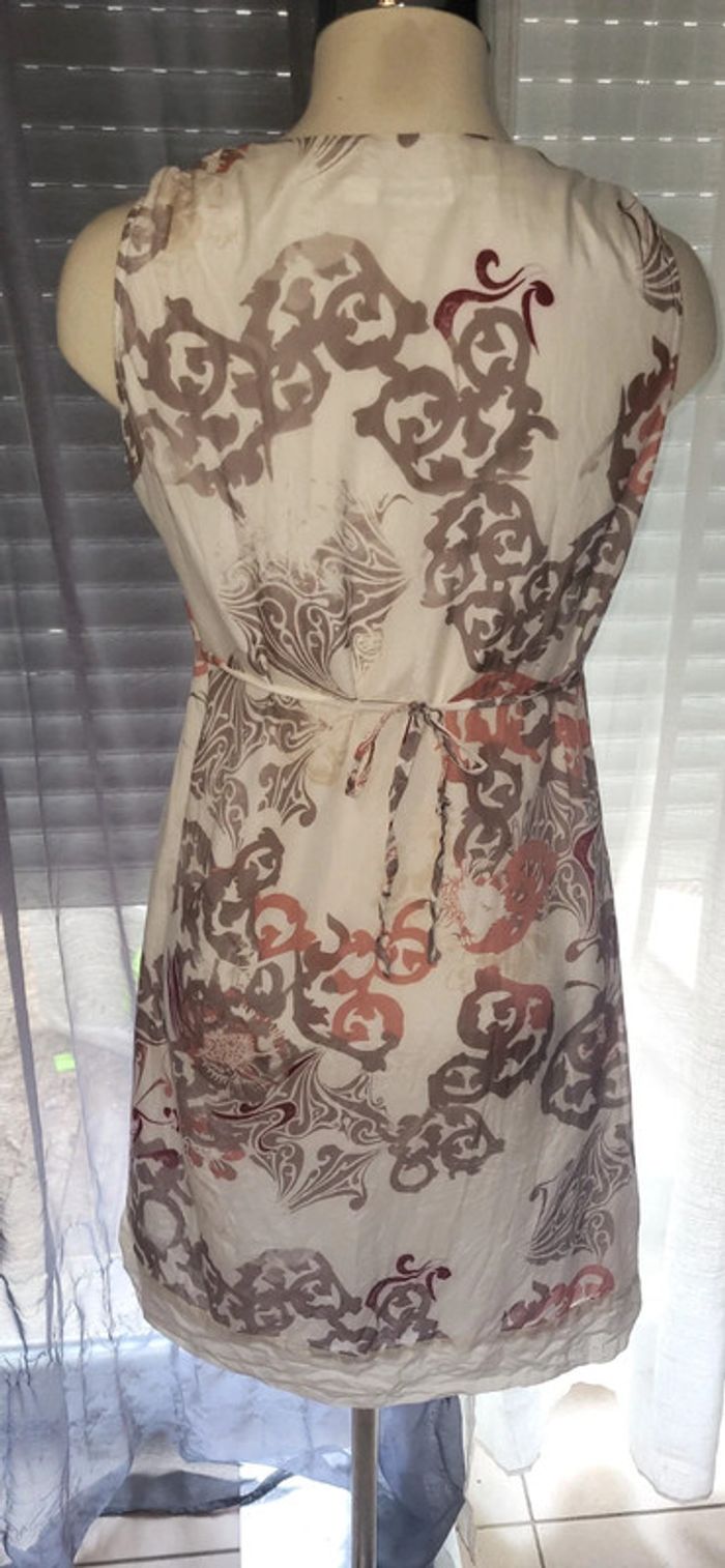 🎨 Robe sans manches à motifs – Élégante et originale - photo numéro 4
