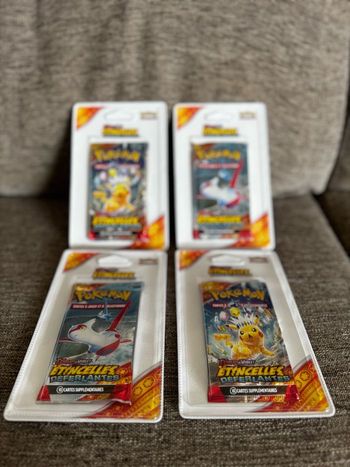 4 boosters étincelles déferlantes sous blister EV8